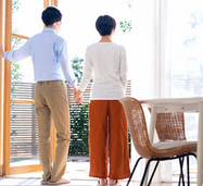 将来の暮らしについて話す夫婦