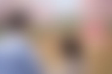 春の分譲地で土地を確認する夫婦 家づくりを検討する様子(小田原エリア)