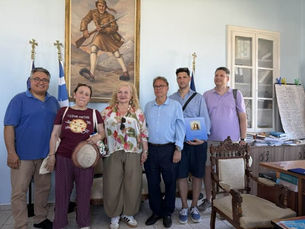 ΔΙΠΛΗ ΤΙΜΗ ΚΑΙ ΠΑΓΚΟΣΜΙΑ ΑΚΤΙΝΟΒΟΛΙΑ ΓΙΑ ΤΗ ΝΙΣΥΡΟ: ΥΠΟΔΟΧΗ ΚΟΡΥΦΑΙΩΝ ΔΙΚΑΣΤΙΚΩΝ ΛΕΙΤΟΥΡΓΩΝ ΚΑΙ ΔΙΕΘΝΩΝ ΕΠΙΣΤΗΜΟΝΩΝ