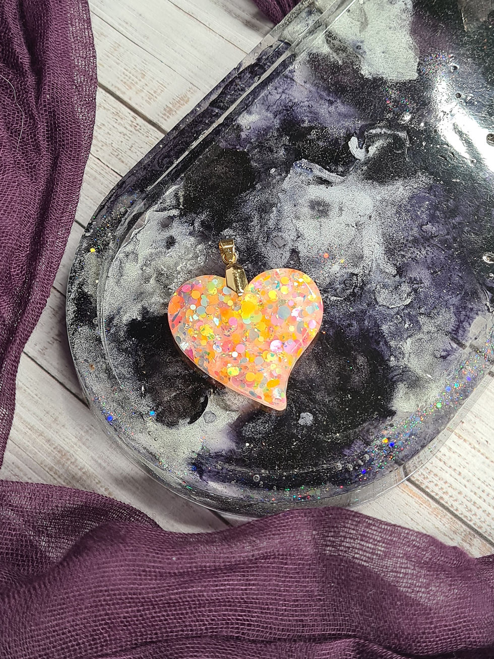 Miniature : Pendentif coeur virgule confetti fluo à fond blanc