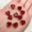Stainless steel hart bedel goud met rode rhinestone 13,5x10,5mm