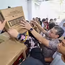 超过 300 名志愿者前来为加沙打包救援必需品