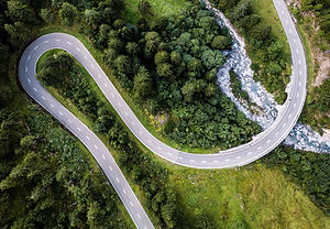 Vista aérea de la carretera curva