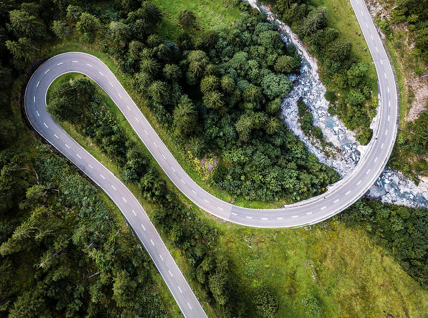 Vue aérienne de la route courbe