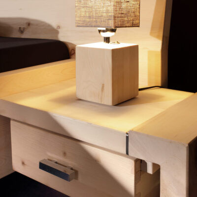 Zirbenbett im modernen Landhausstil für erholsamen Schlaf