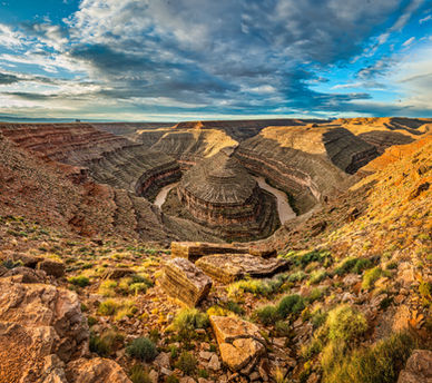 Photograph of the goosenecks of the San Juan river in the state park near Mexican Hat, Utah, travel photography, photo, landscape, desert, red rocks, cliff, river,
