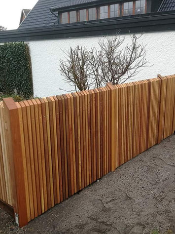 Staket tillverkat av ett av världens lättaste träslag – cederträ.