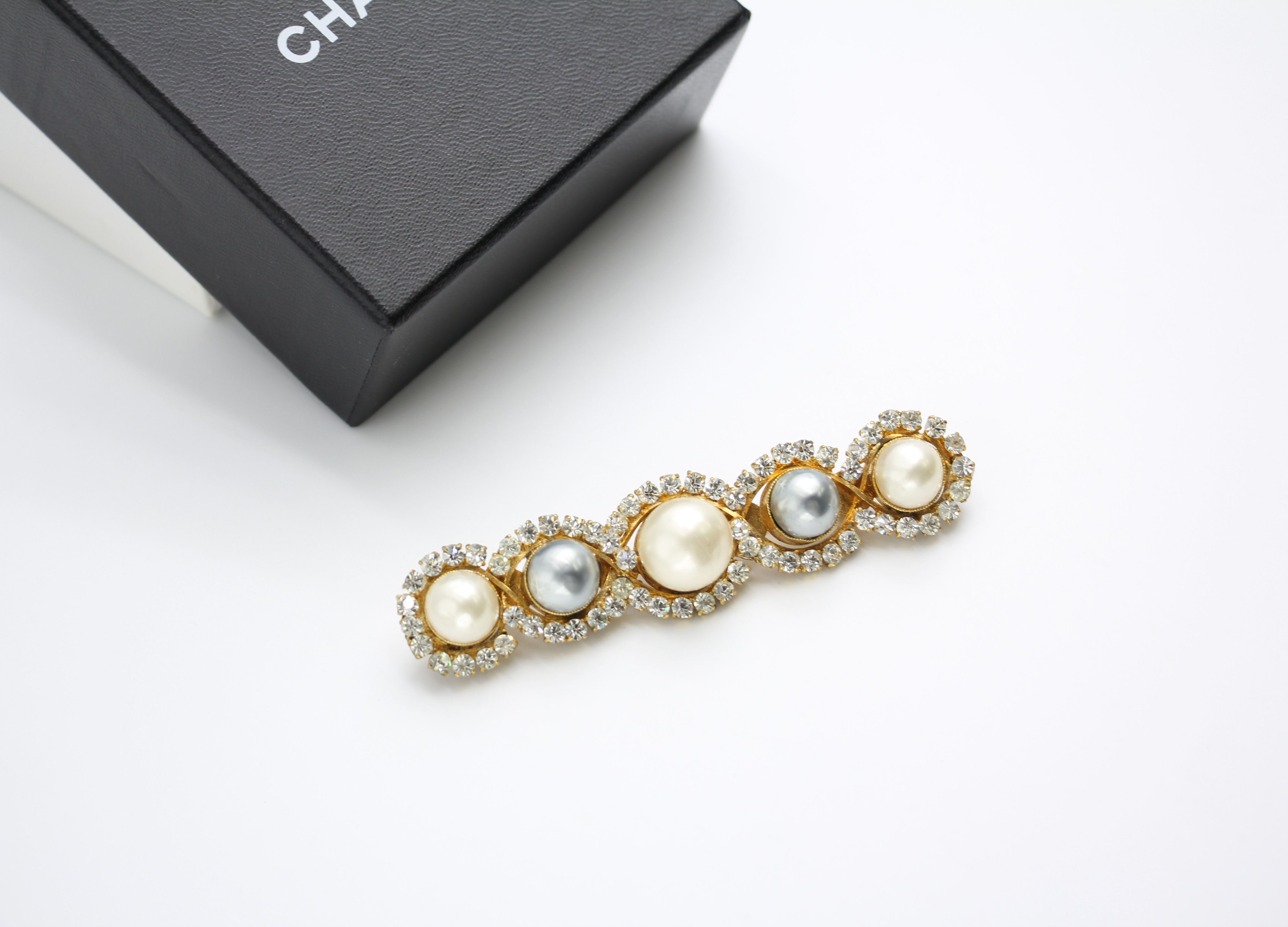 Chanel Vintage 71-80 Rhinestone & Imitation Pearls Gray White Brooch