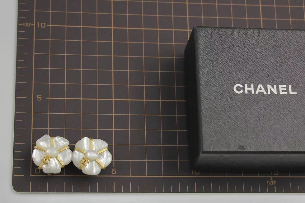 Thumbnail: Chanel Vintage 01A貝母白色耳環