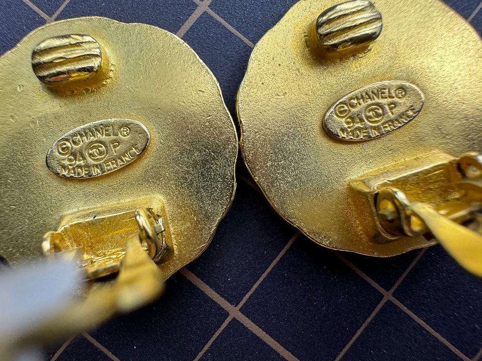 Thumbnail: Chanel Vintage 94P Gold-plated Round Clip-on Earrings