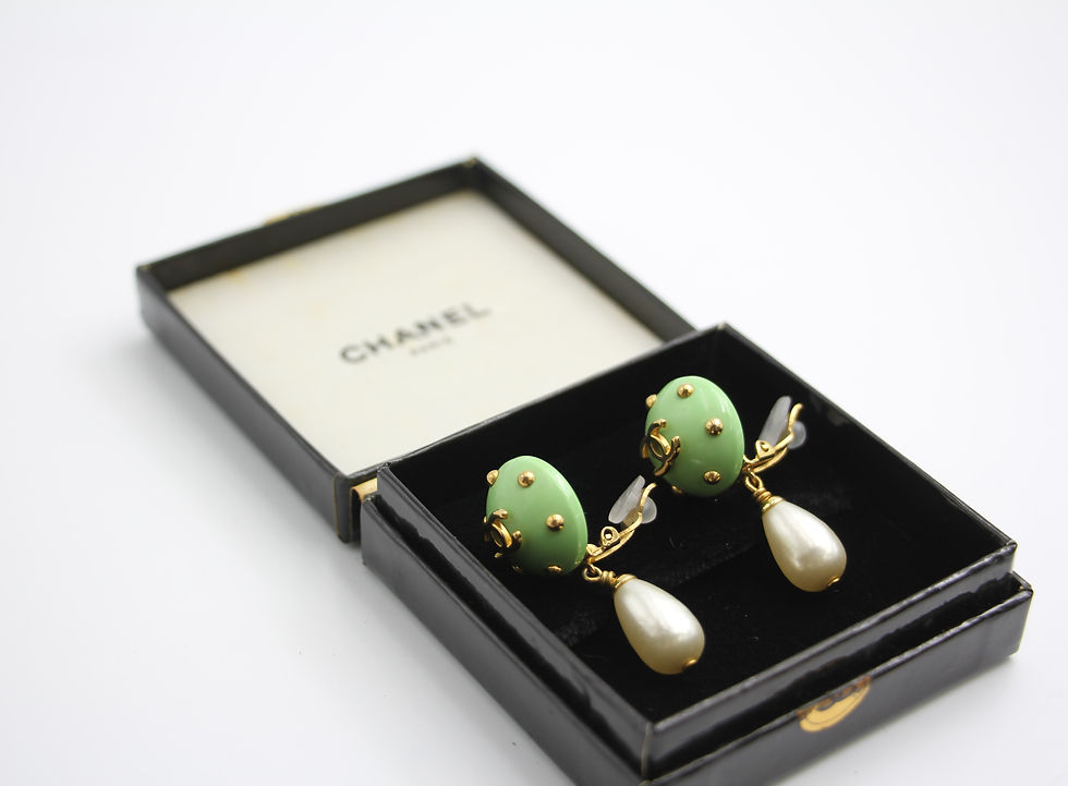 Thumbnail: Chanel Vintage 96C Resin Green Dot Imitation Pearl Dangle Clip-on Earrings