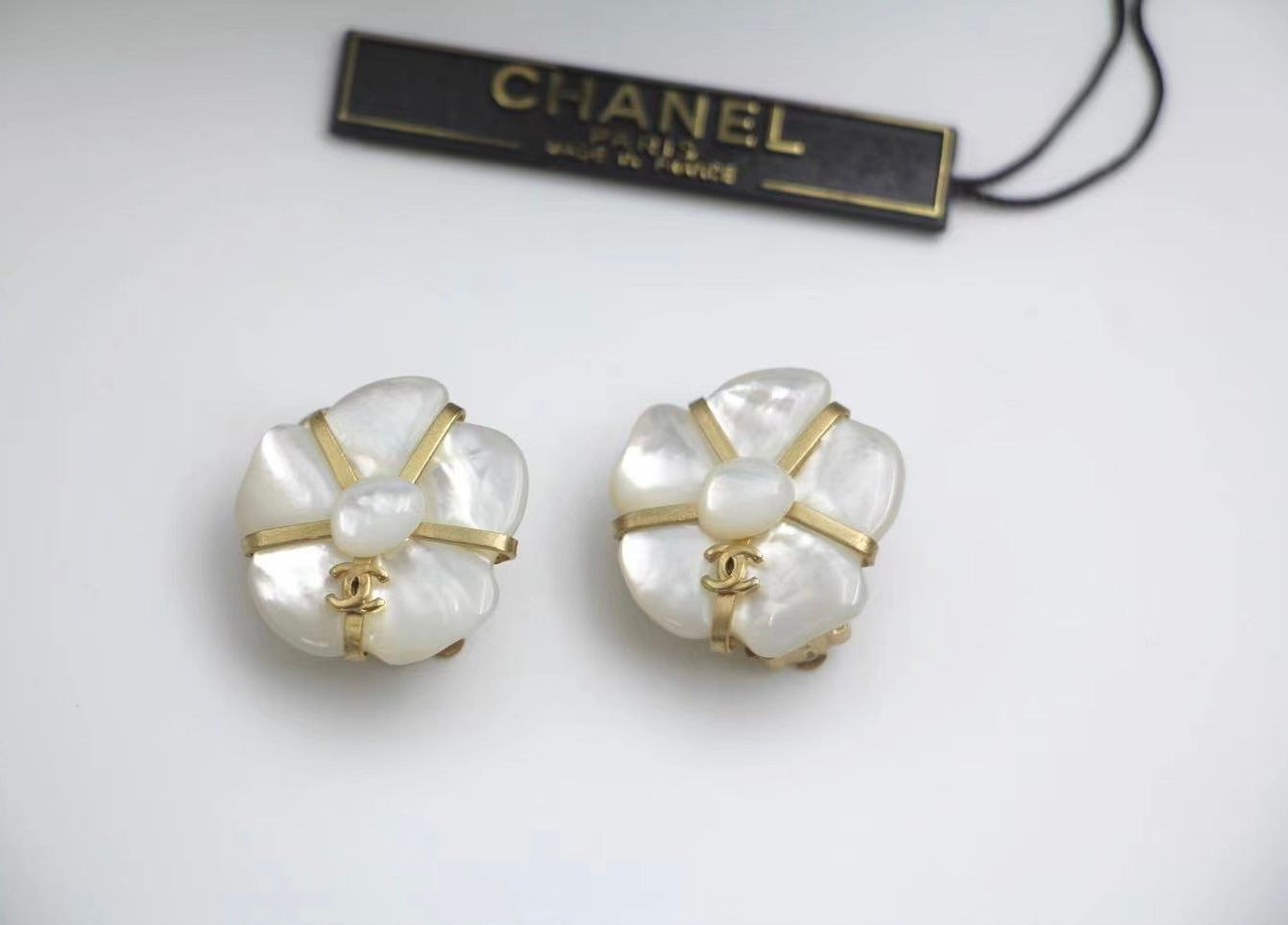 Chanel Vintage 01A貝母白色耳環