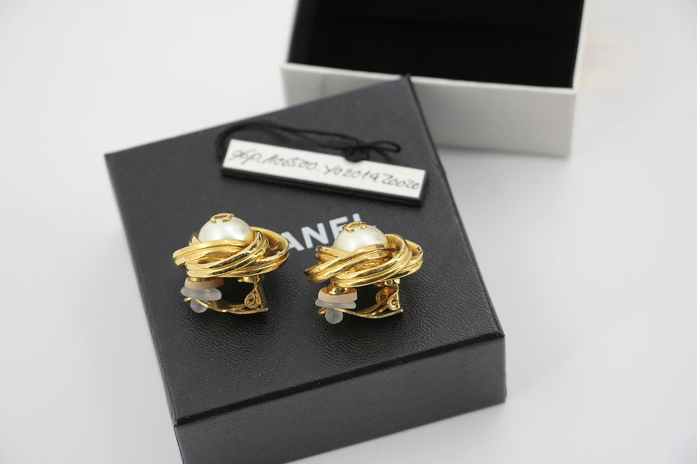 Thumbnail: Chanel Vintage 96P Gold-Plated Imitation Pearl Spiral Clip-on Earrings