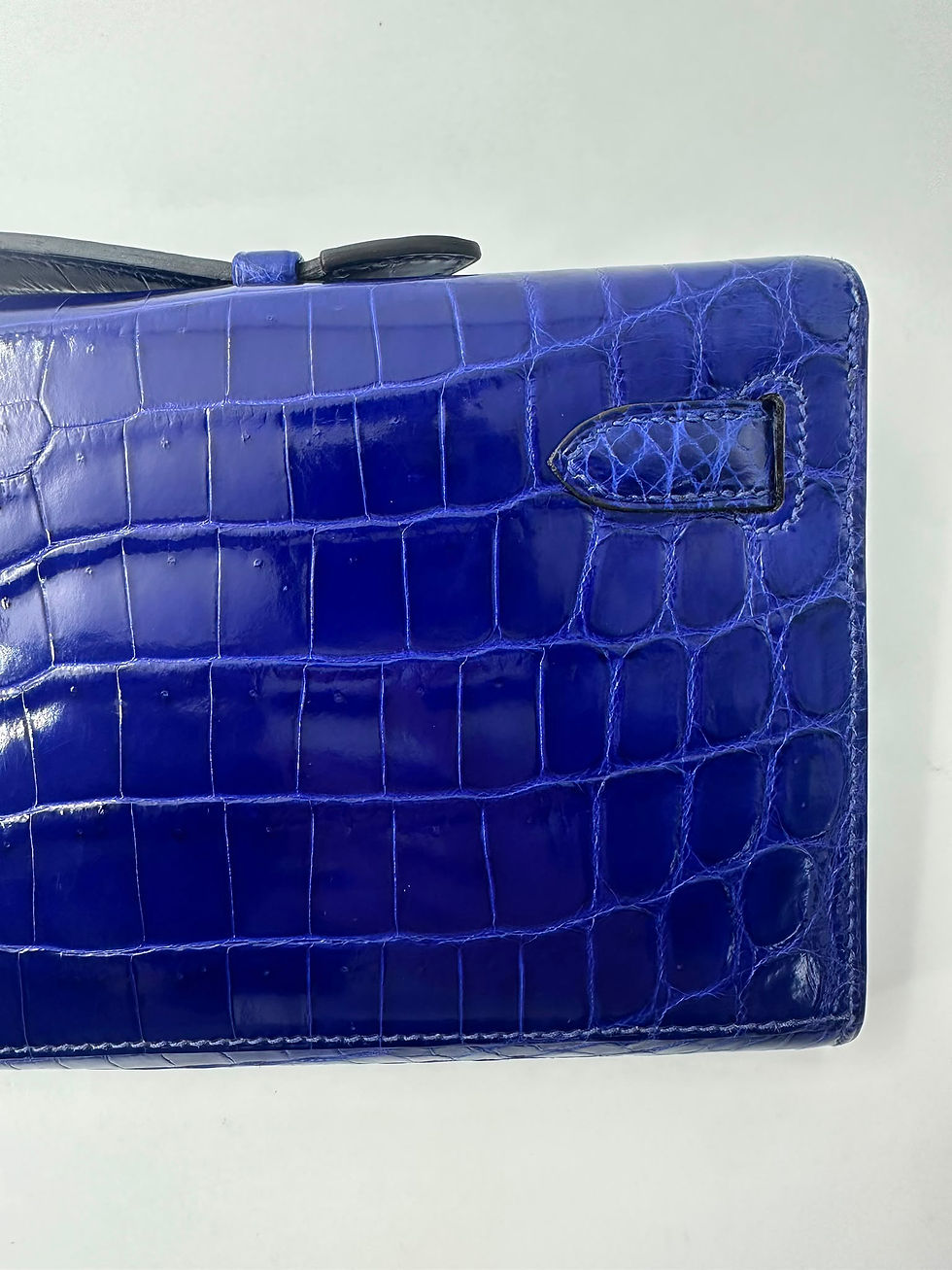 Thumbnail: Hermès Kelly Cut Crocodile Niloticus Lisse 7T Bleu Électrique with GHW T Stamp