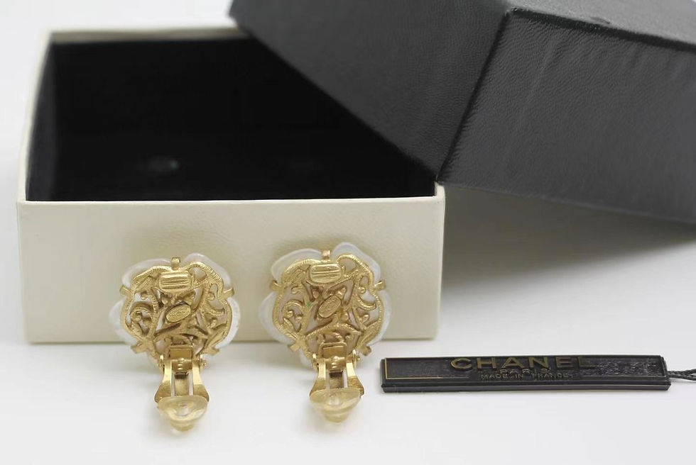 Thumbnail: Chanel Vintage 01A貝母白色耳環