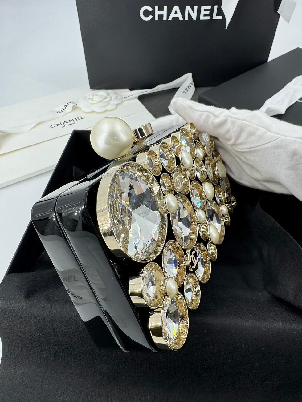 Thumbnail: Chanel 2025/26 Plexi, Strass Imitation Pearls Metal & Rhinestone Evening Bag