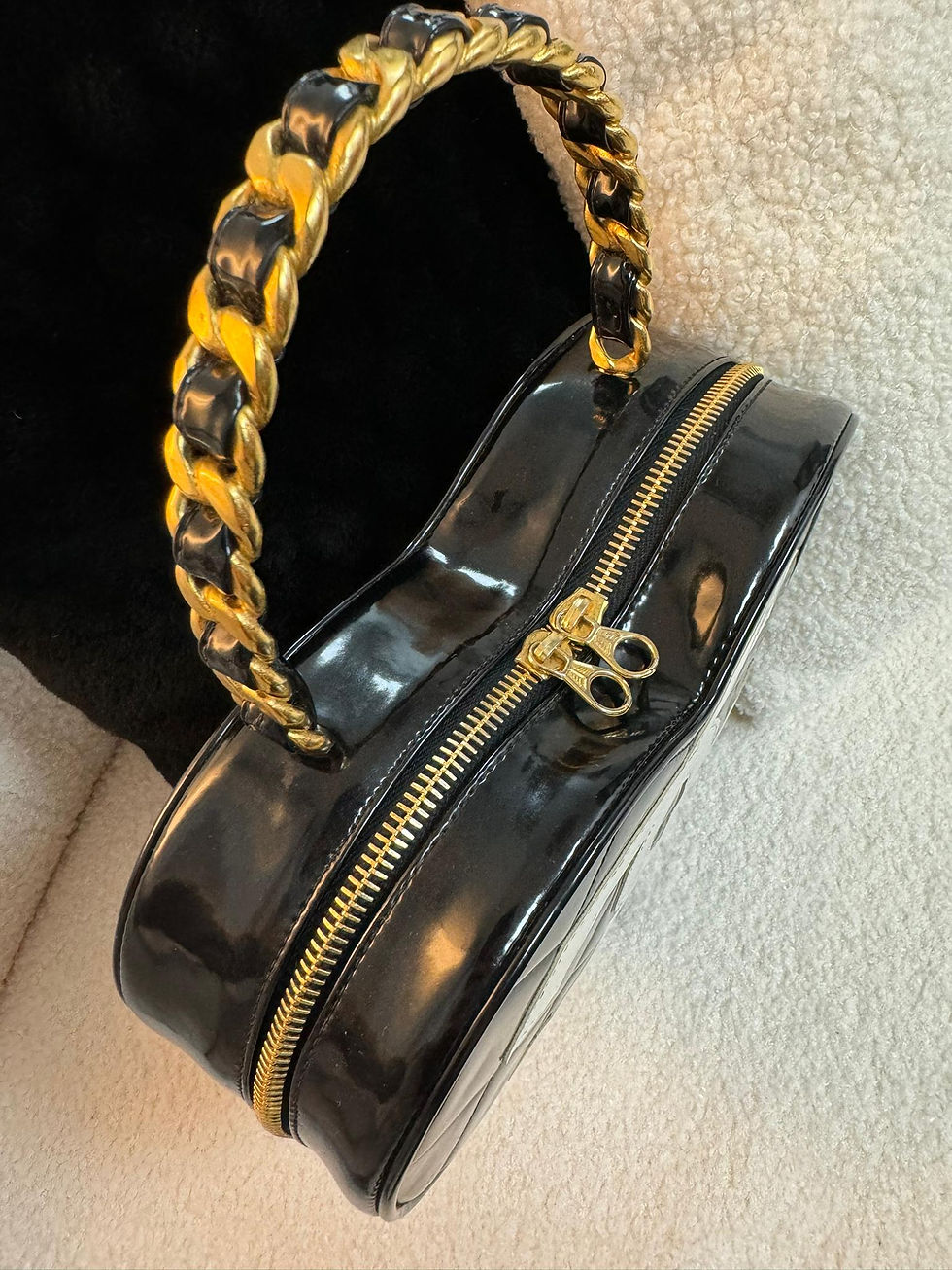 Thumbnail: Chanel Vintage 95年Barbie CC Heart vanity bag