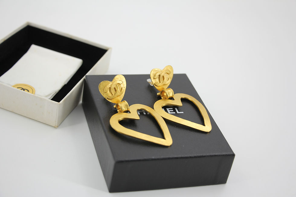 Thumbnail: Chanel Vintage 95P Gold-Plated Matte Gold Heart-Shaped Pendant Clip-on Earrings