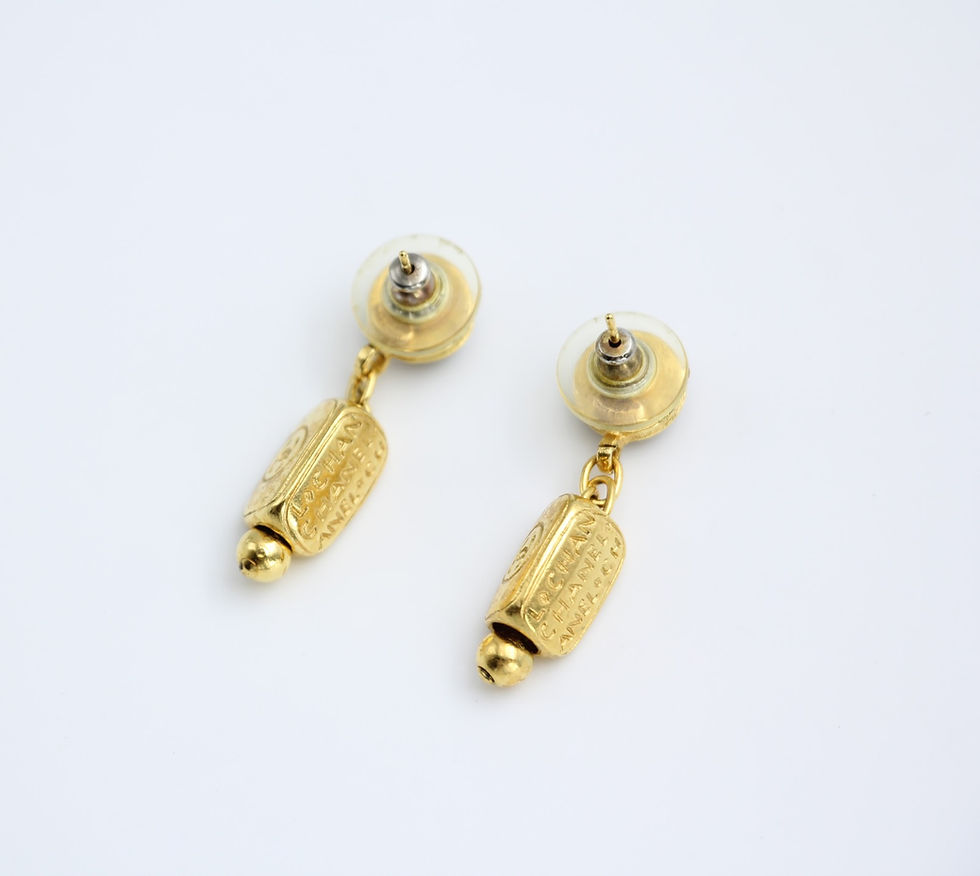 Thumbnail: Chanel Vintage 99A 琉璃橙鍍金埃及風格英文字耳環