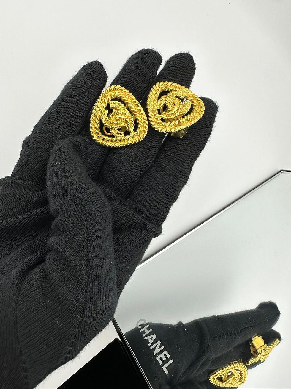 Thumbnail: 1991 Chanel vintage triangular gold-plated earrings
