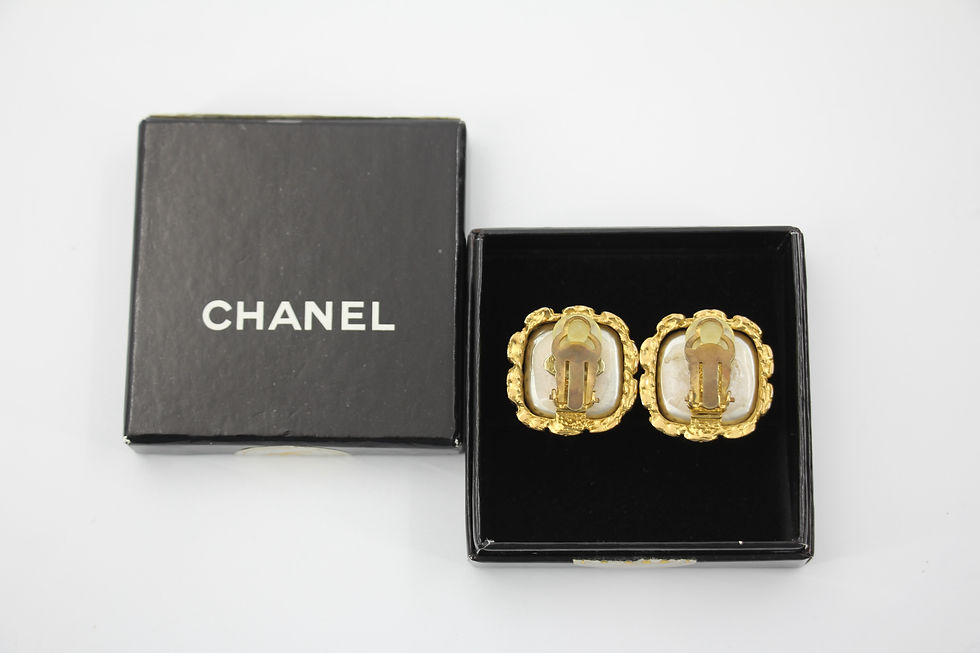 Thumbnail: Chanel Vintage 91 Imitation Pearl Square Gold-Plated Clip-on Earrings