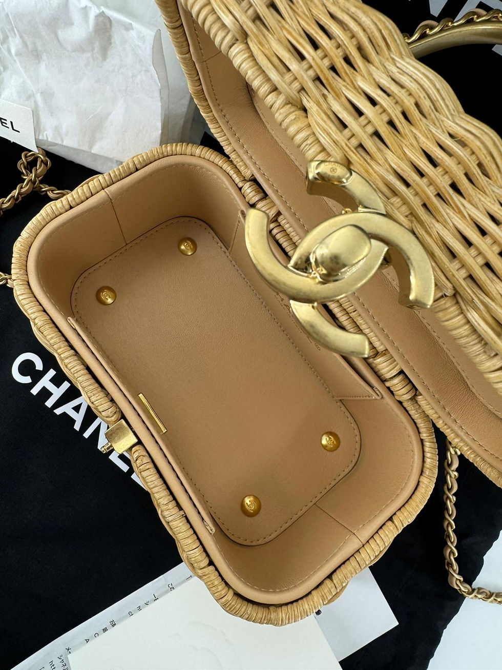Thumbnail: Chanel Cruise 2025/26 Braided Rattan & Gold-Tone Metal Beige Vanity Case