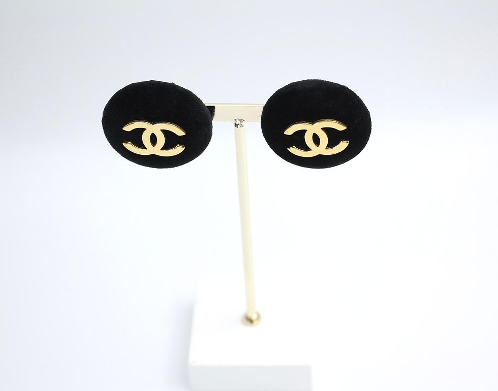 Thumbnail: Chanel Vintage 86年黑色天鵝絨毛鍍金圓形大cc耳環