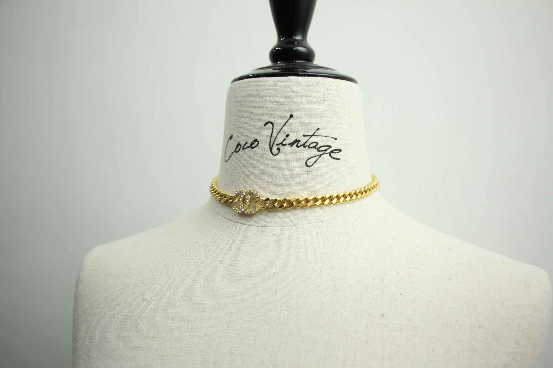 Chanel F22A Metal Rhinestone CC Gold Chunky Chain Short Necklace 
