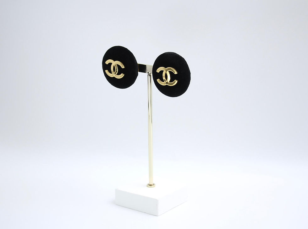 Thumbnail: Chanel Vintage 86年黑色天鵝絨毛鍍金圓形大cc耳環