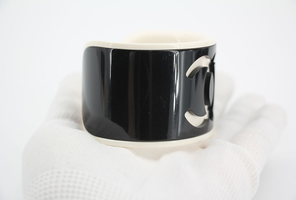 Thumbnail: Chanel B23C樹脂黑底白字CC Logo手鈪