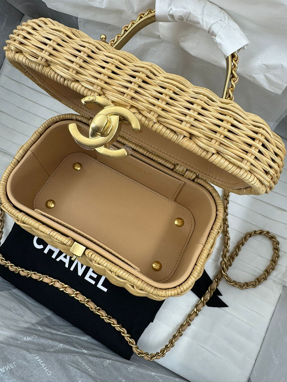 Thumbnail: Chanel Cruise 2025/26 Braided Rattan & Gold-Tone Metal Beige Vanity Case
