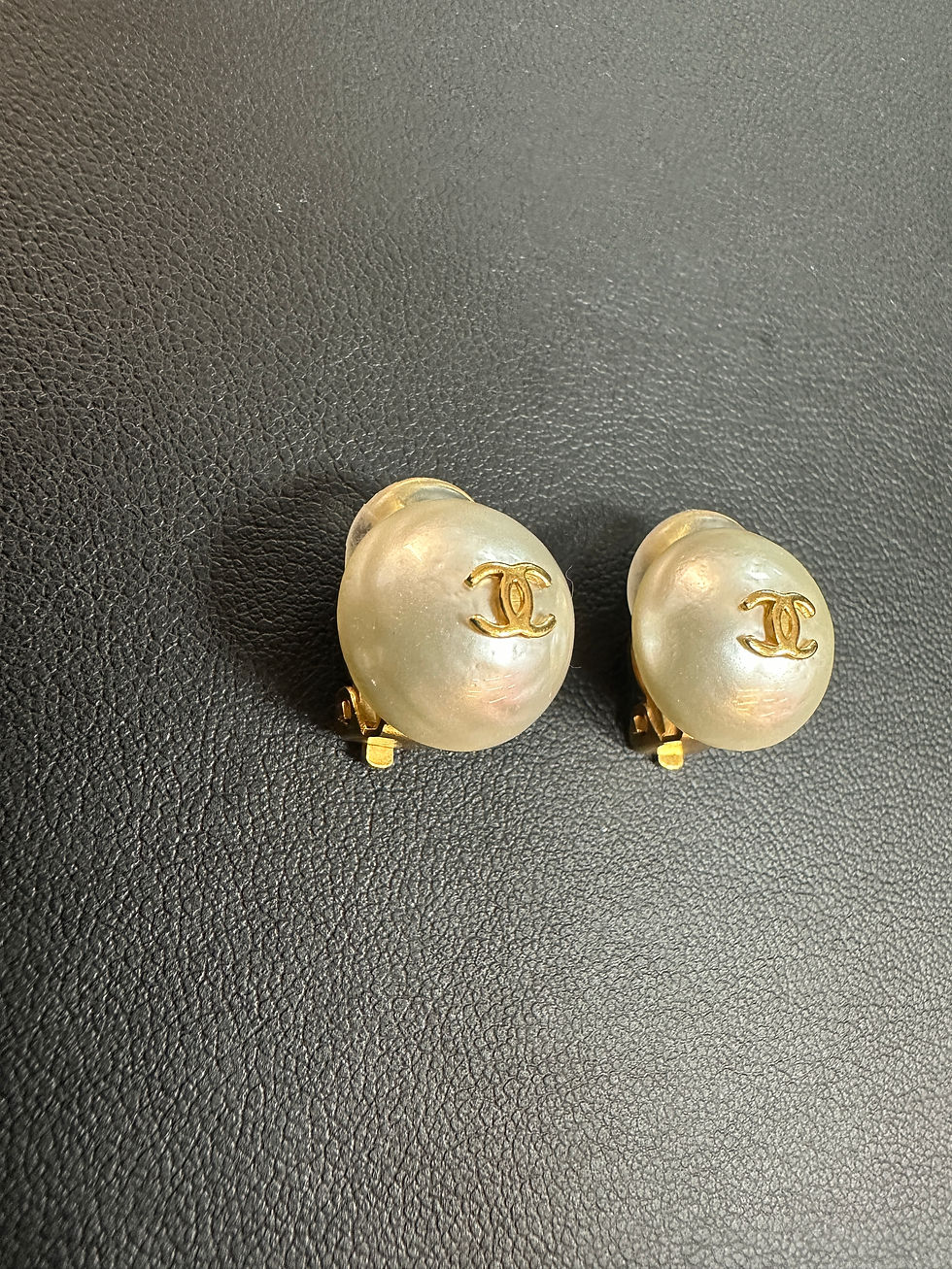 Thumbnail: Chanel Vintage 95A Imitation Pearl White Round Clip-On Earrings  