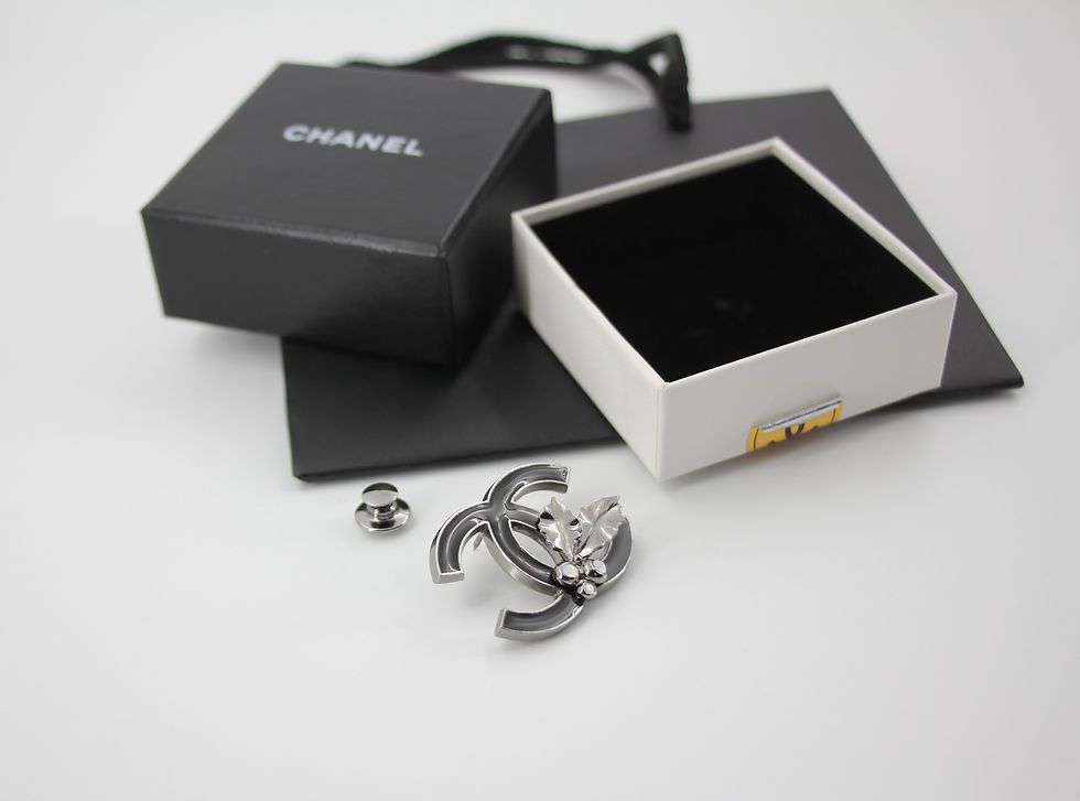 Thumbnail: Chanel Vintage 05A Enamel Black CC Leaf Brooch