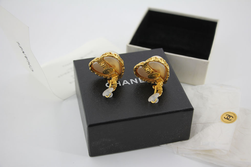 Thumbnail: Chanel Vintage 2-8 Imitation Pearl Gold Plated Heart Clip-on Earrings