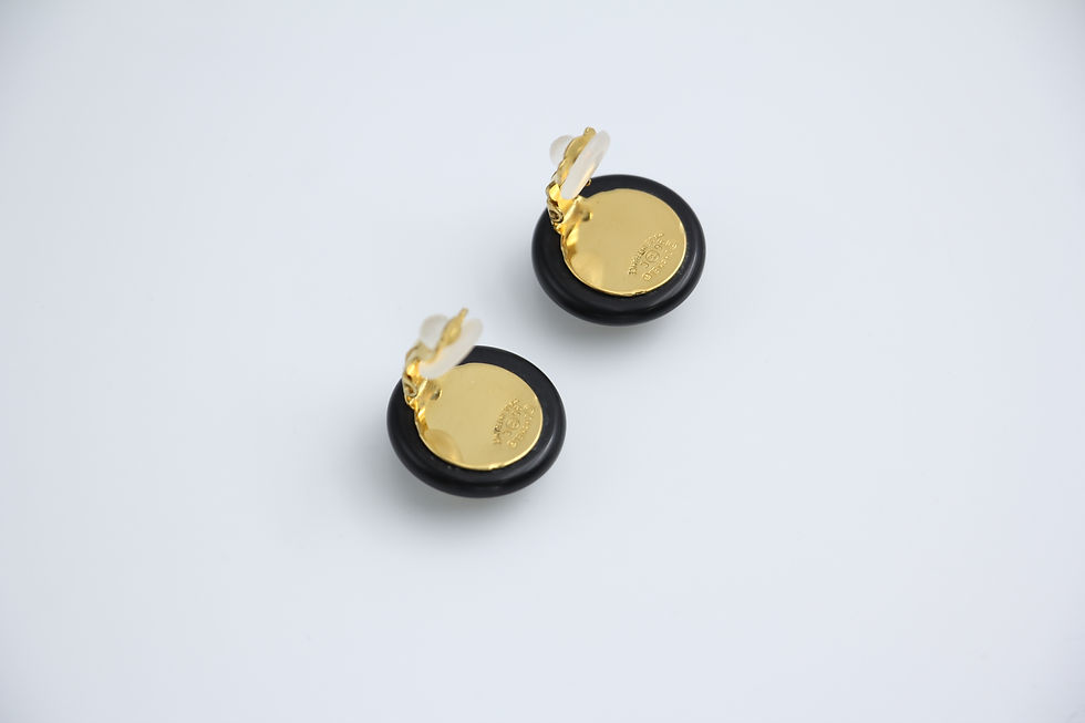 Thumbnail: Chanel Vintage 96C Gold-Plated Resin Shell CC logo Ear Clip