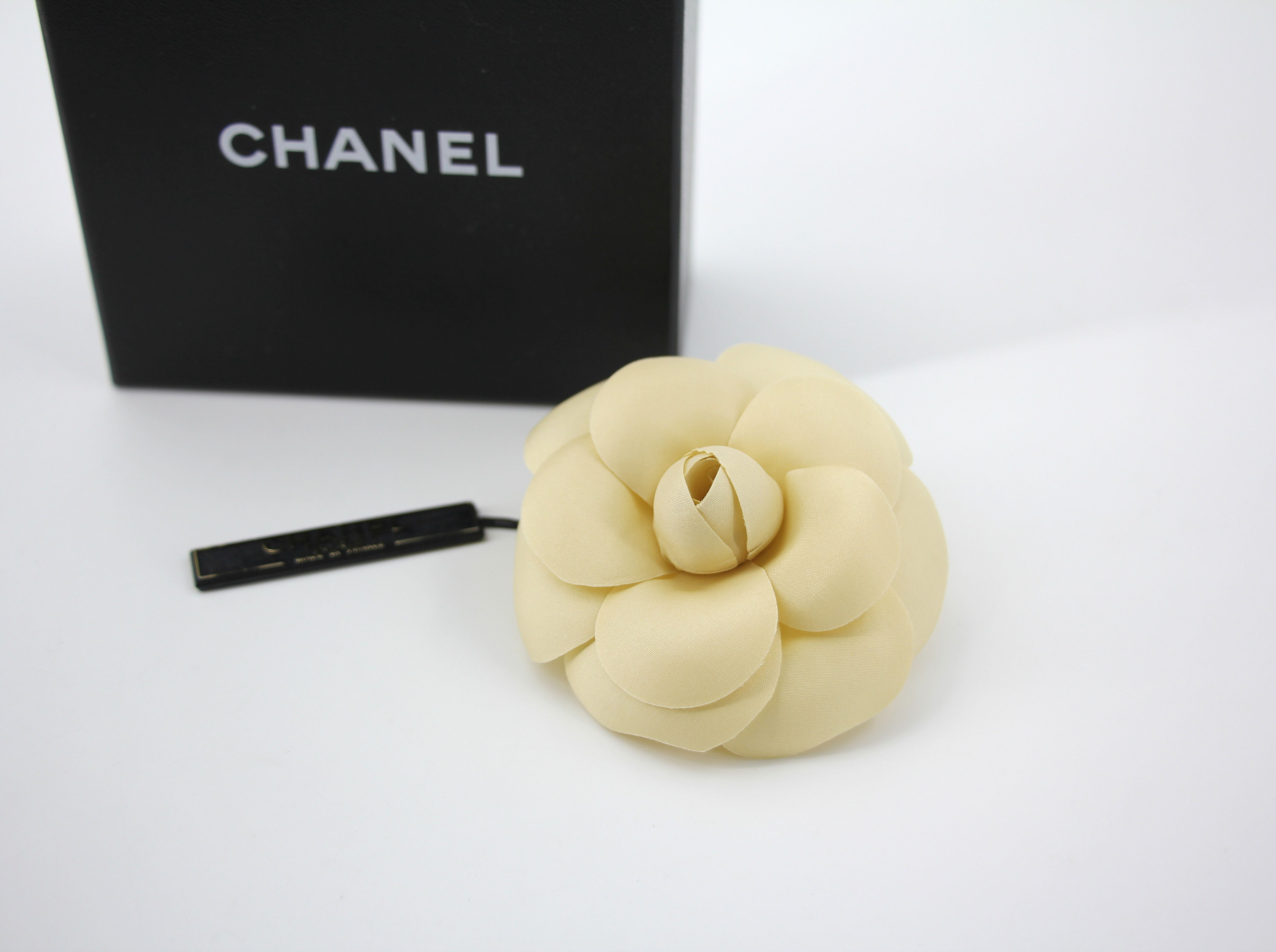 Chanel Vintage 81-85 Fabric Beige Camellia Brooch 