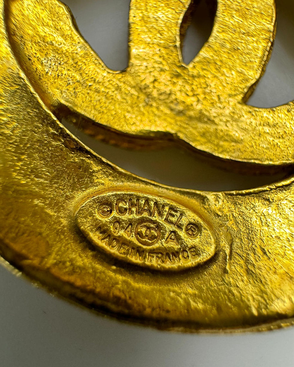 Thumbnail: Chanel Vintage 94A Gold-Plated Medallion Pendant Long Necklace