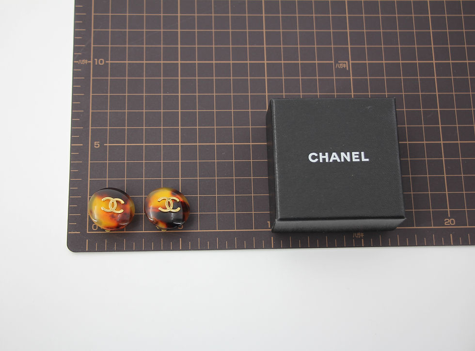Thumbnail: Chanel Vintage 97P Tortoiseshell Round Brown Clip-on Earrings