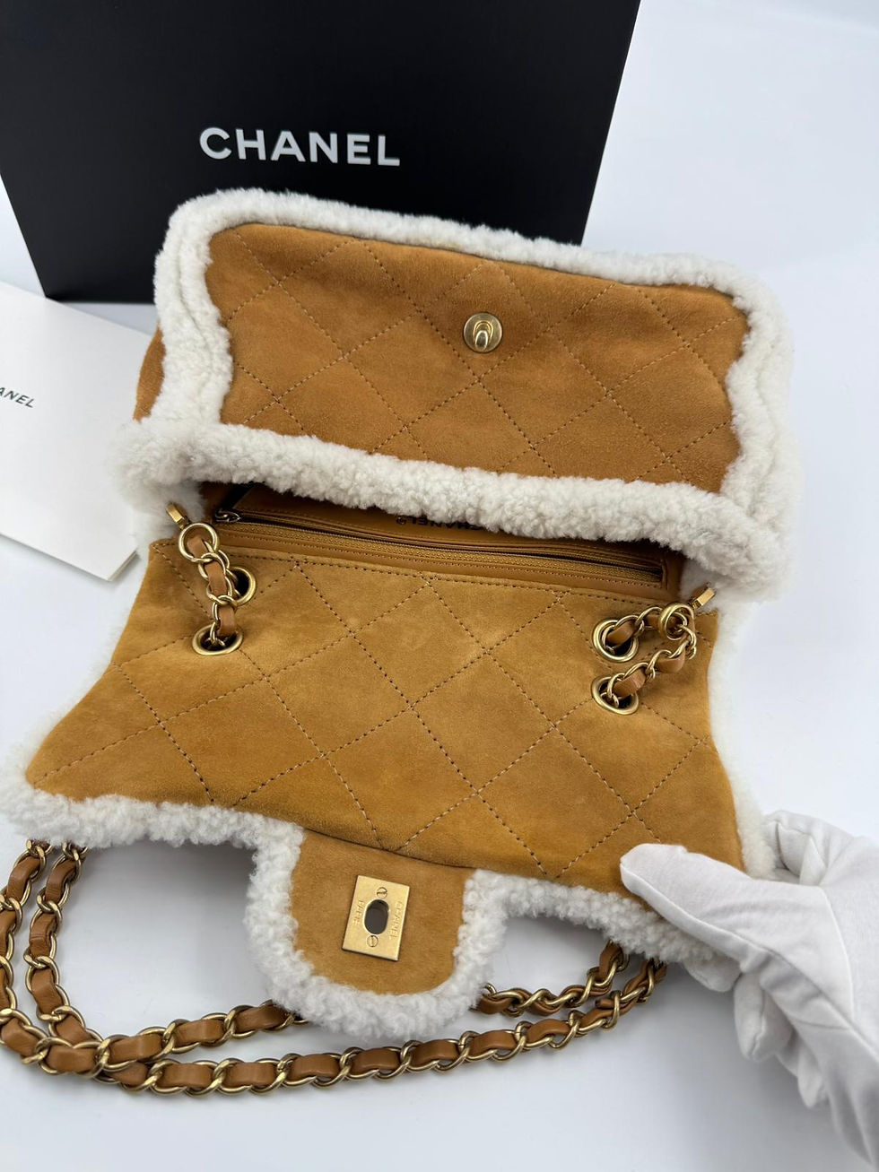 Thumbnail: Chanel 2018 Suede Shearling Quilted Neige Camel Flap Bag with Gold Hardware