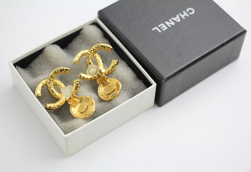 Thumbnail: Chanel Vintage 95A Gold-plated Carved Dangle Clip-on Earrings