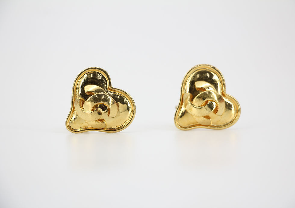 Thumbnail: Chanel Vintage 95P Gold-Plated Heart Shaped Clip-on Earrings 