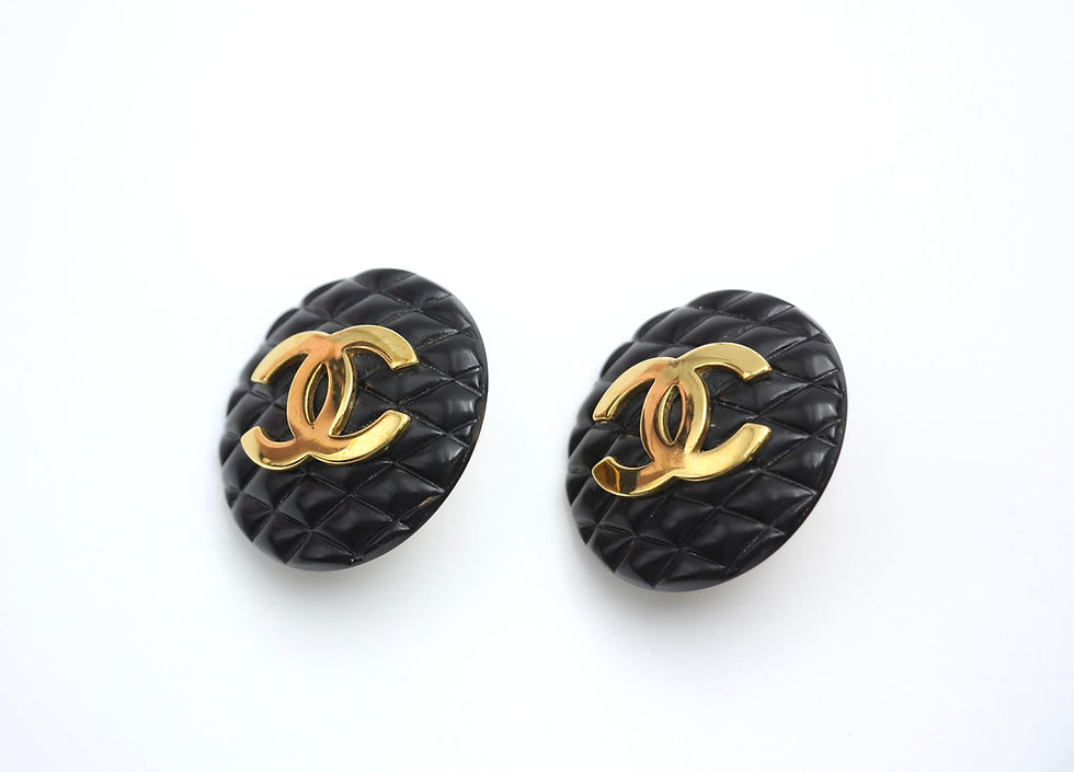 Thumbnail: Chanel Vintage 91年樹脂菱形狀亮黑金色大耳環