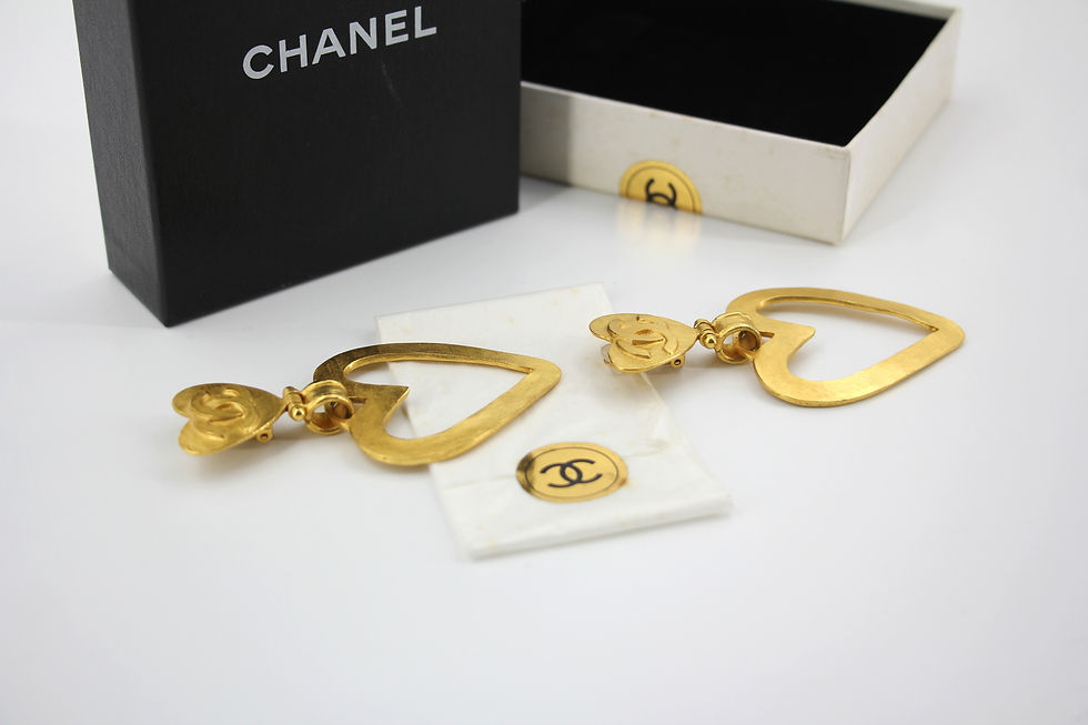 Thumbnail: Chanel Vintage 95P Gold-Plated Matte Gold Heart-Shaped Pendant Clip-on Earrings