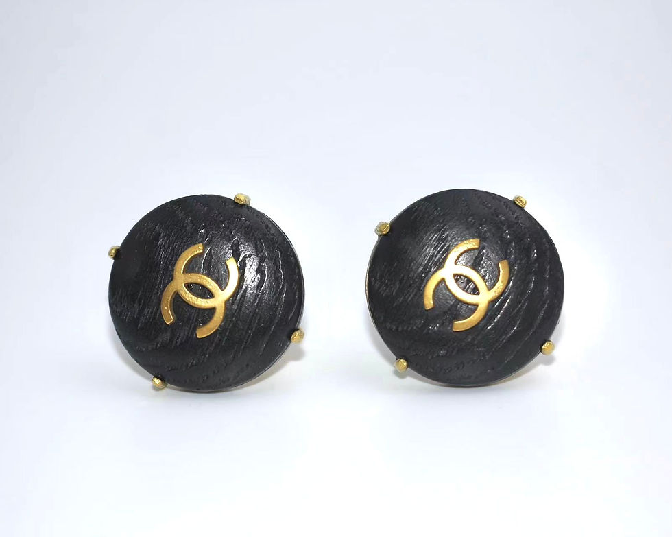 Thumbnail: Chanel Vintage 94A Wood Black Clip-on Earrings 