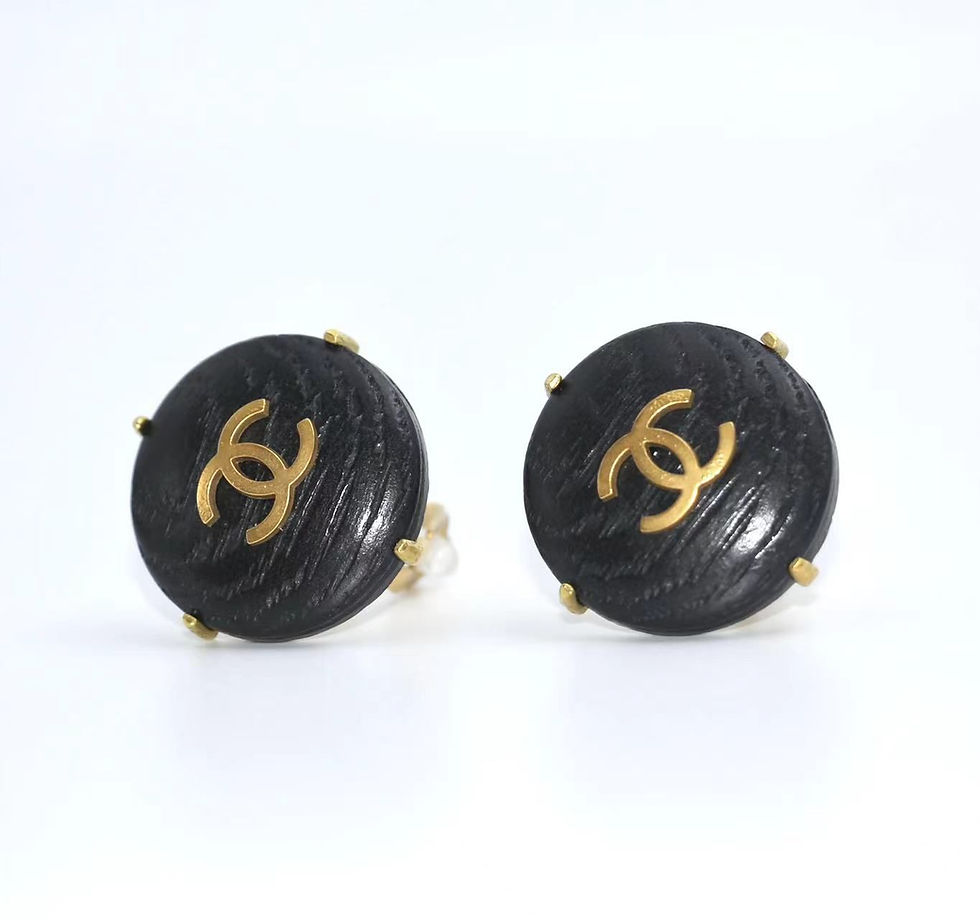 Thumbnail: Chanel Vintage 94A Wood Black Clip-on Earrings 