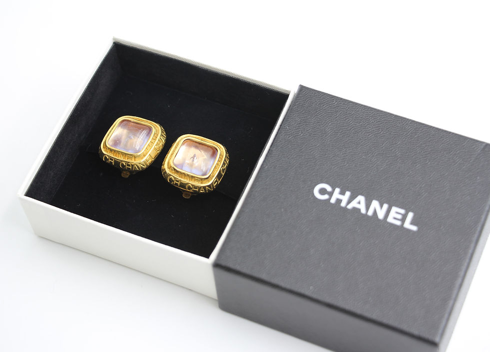 Thumbnail: Chanel Vintage 96P Gripoix Gold-plated Fantasy Pink & Purple Square Clip-on Earr