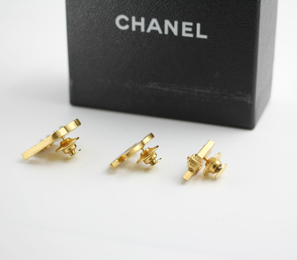 Thumbnail: Chanel Vintage 02A Enamel Three-piece Hat Clothing CC Brooch