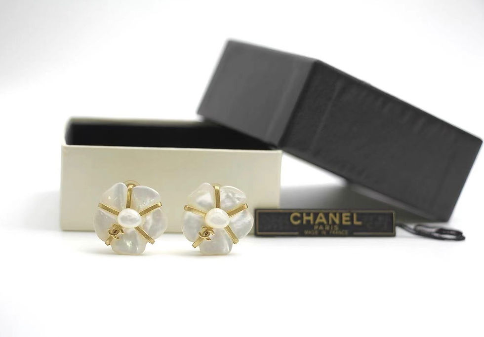 Thumbnail: Chanel Vintage 01A貝母白色耳環