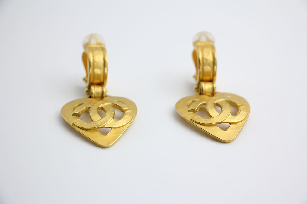 Thumbnail: Chanel Vintage 95P Gold-plated Heart-shaped Dangle Clip-on Earrings