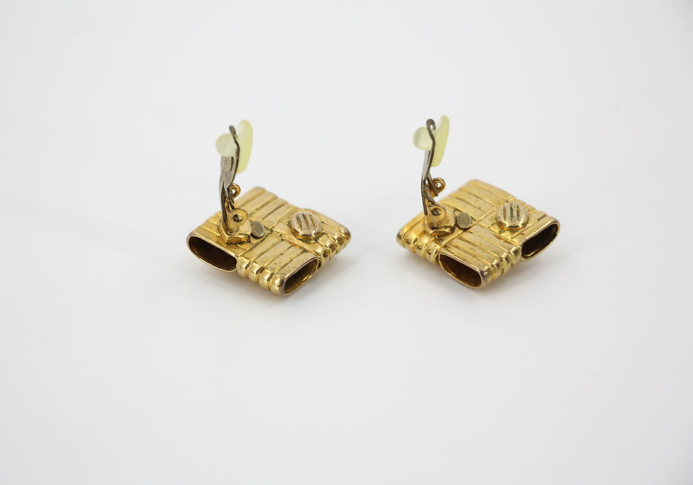 Thumbnail: Chanel Vintage 96P Gold-plated Diamond-shaped  Clip-on Earrings